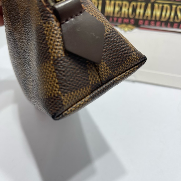 Louis Vuitton Cosmetic Case in Damier Ebene size 7.5 by 4.5 inches,made in Spain - Picture 4 of 10